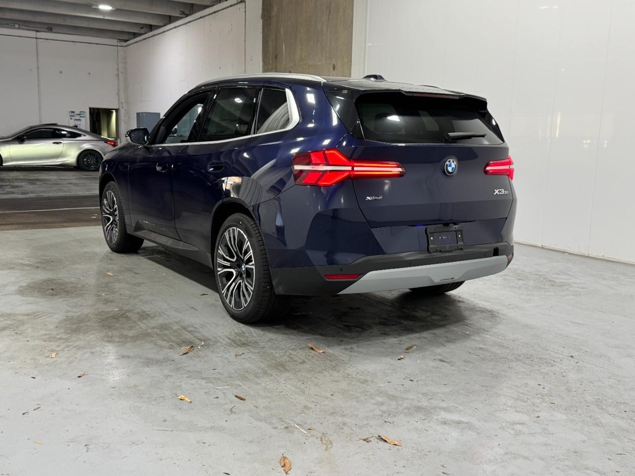 BMW X3 Vehicle Full-screen Gallery Image 3