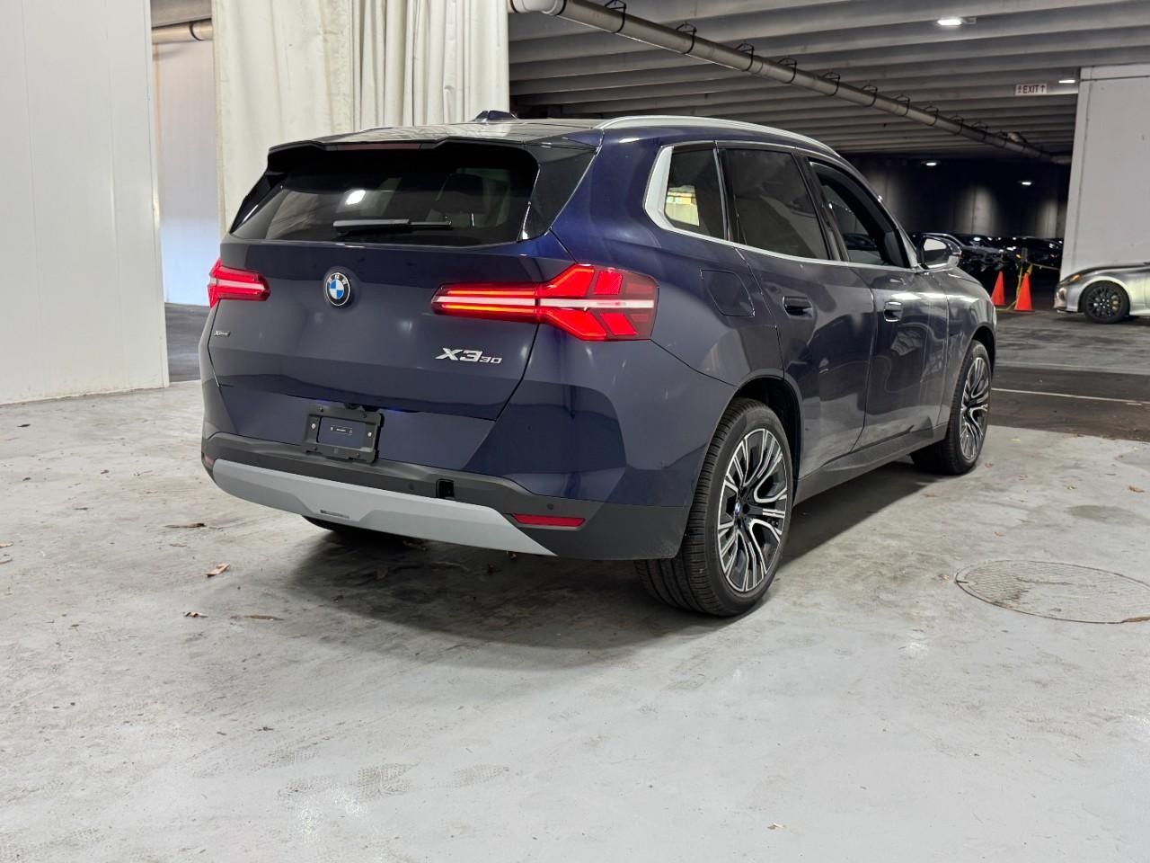 BMW X3 Vehicle Full-screen Gallery Image 4