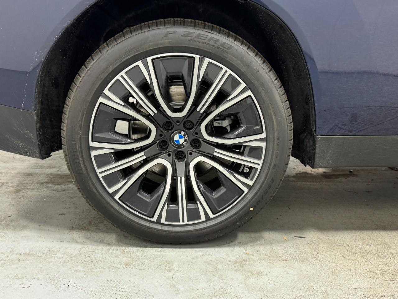 BMW X3 Vehicle Full-screen Gallery Image 5