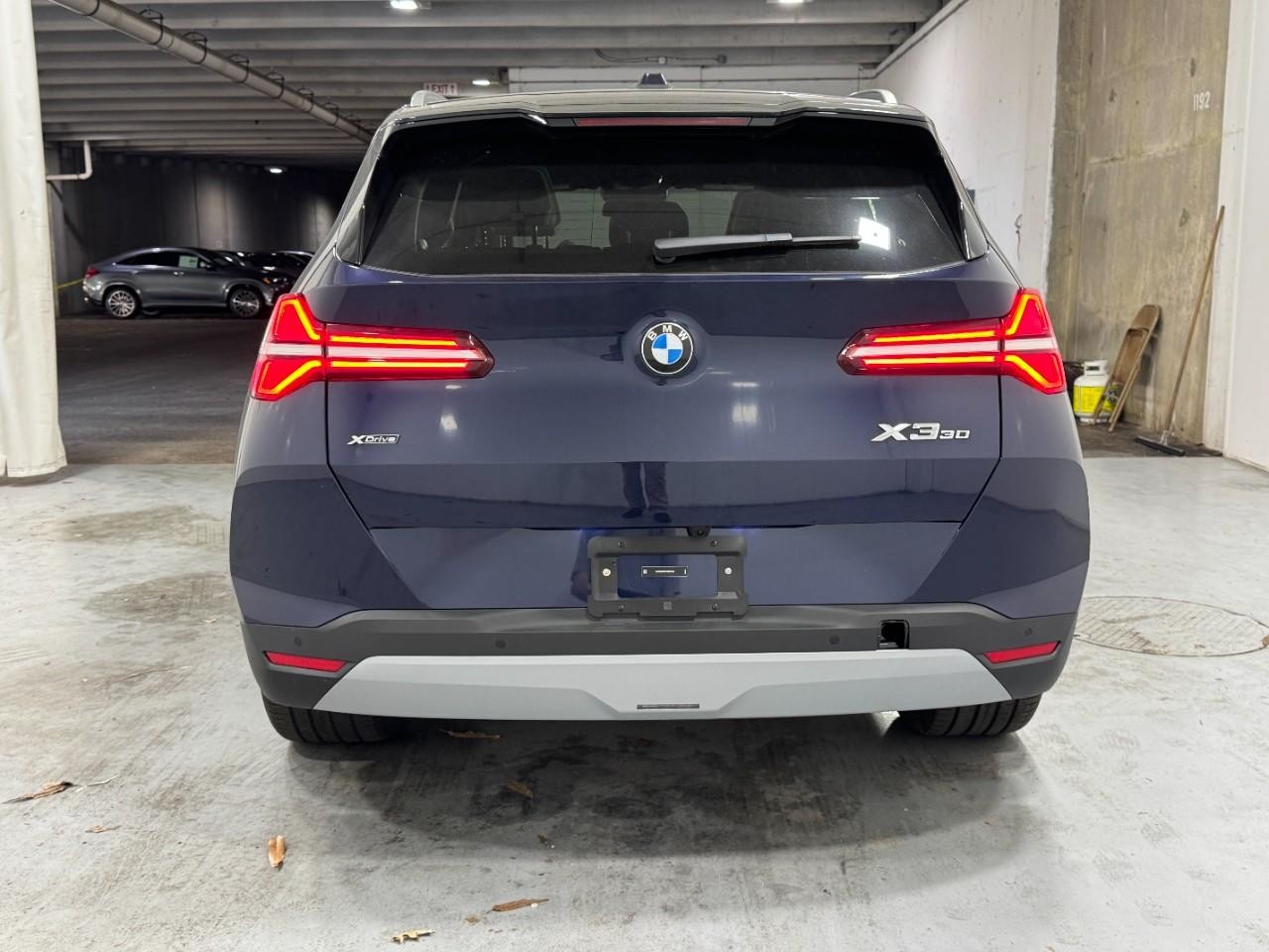 BMW X3 Vehicle Full-screen Gallery Image 9