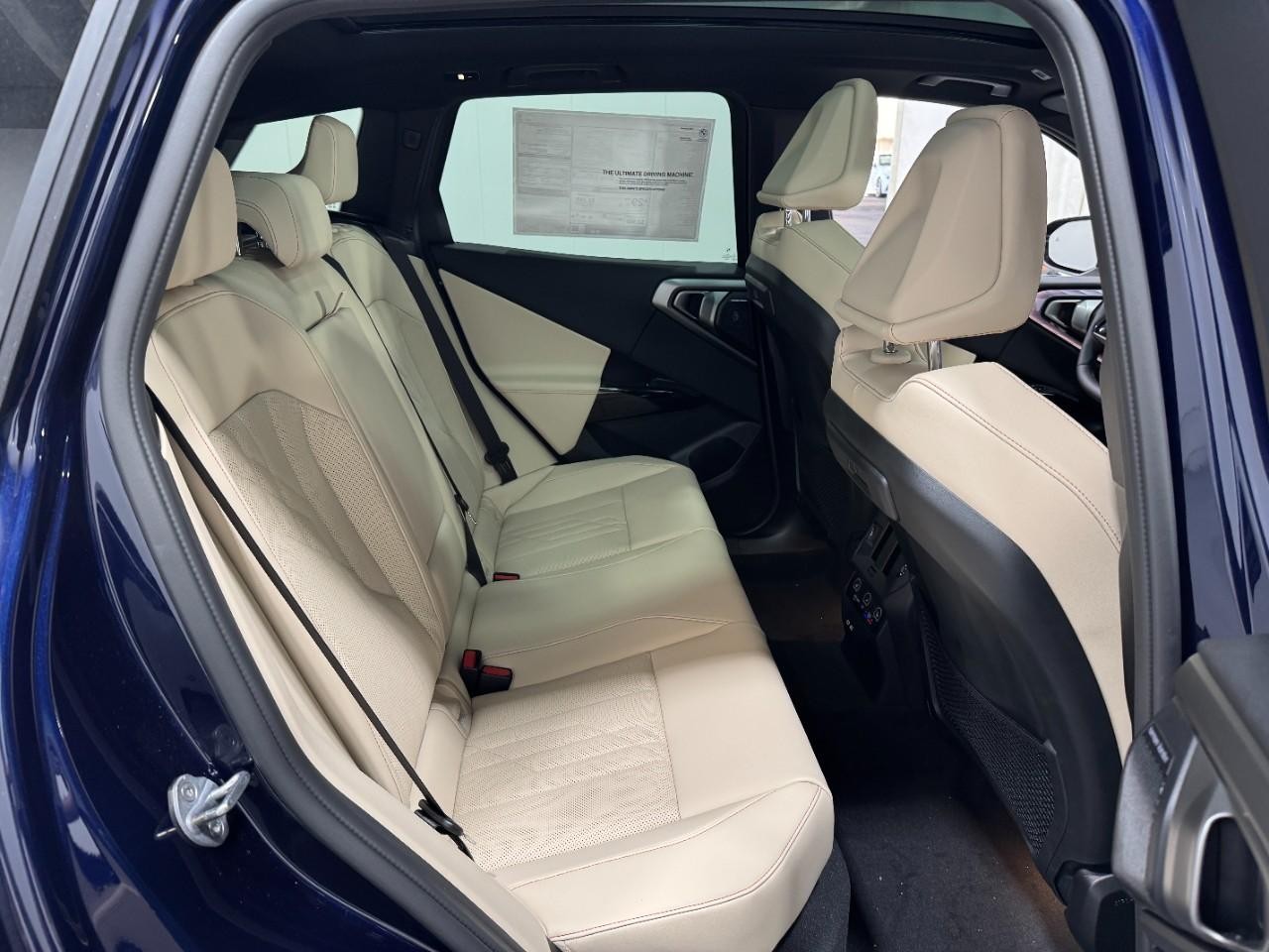 BMW X3 Vehicle Full-screen Gallery Image 10