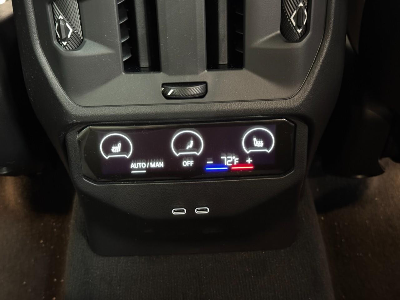 BMW X3 Vehicle Full-screen Gallery Image 11