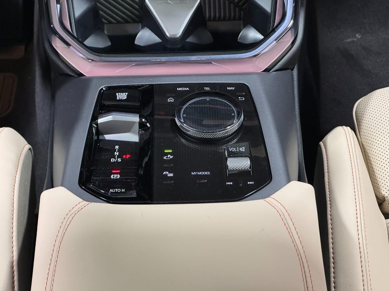 BMW X3 Vehicle Full-screen Gallery Image 16