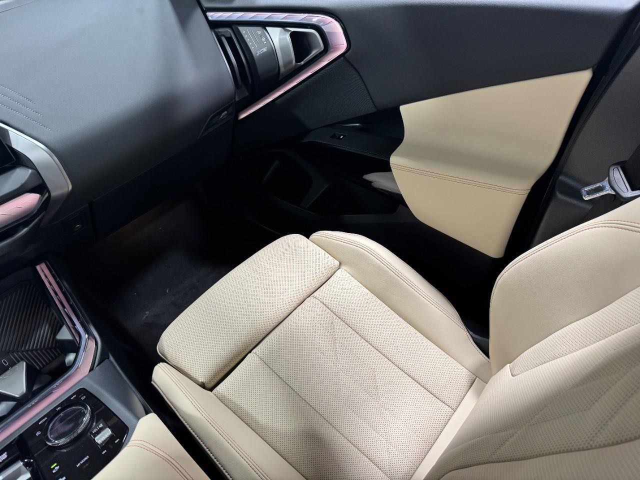 BMW X3 Vehicle Full-screen Gallery Image 17