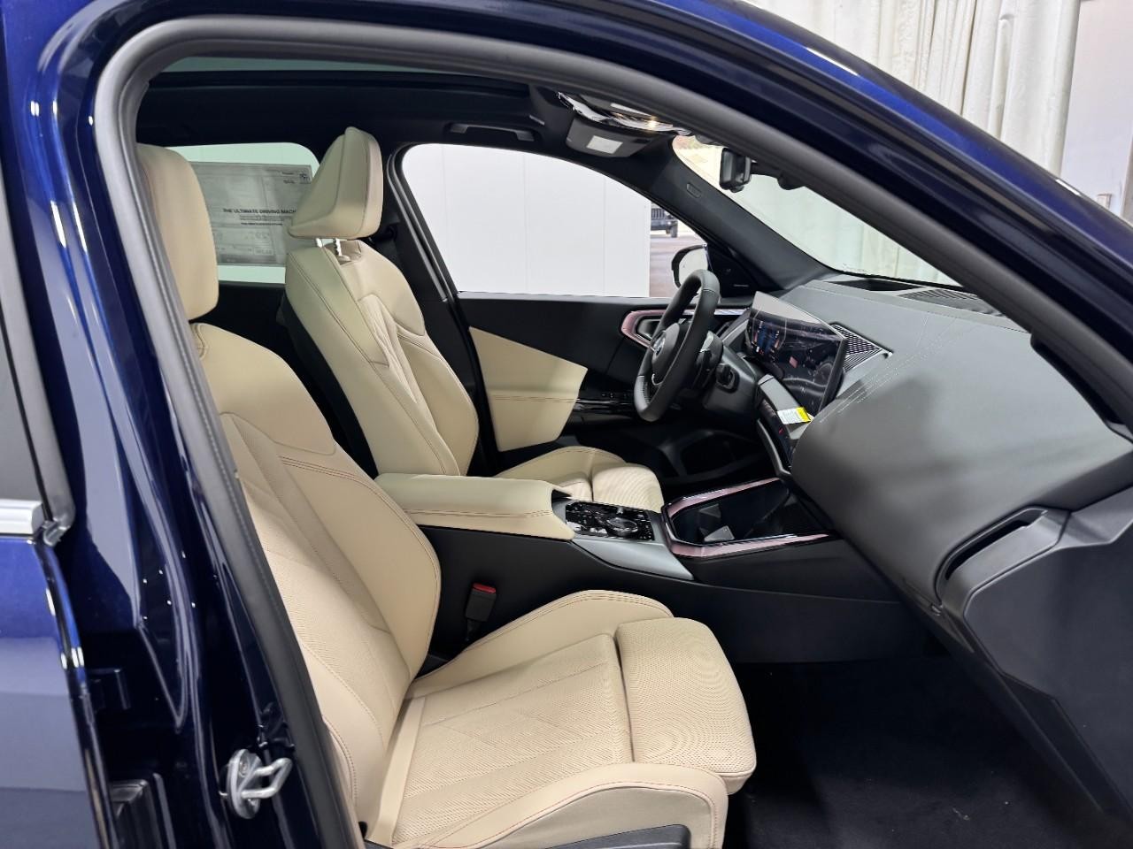 BMW X3 Vehicle Full-screen Gallery Image 18