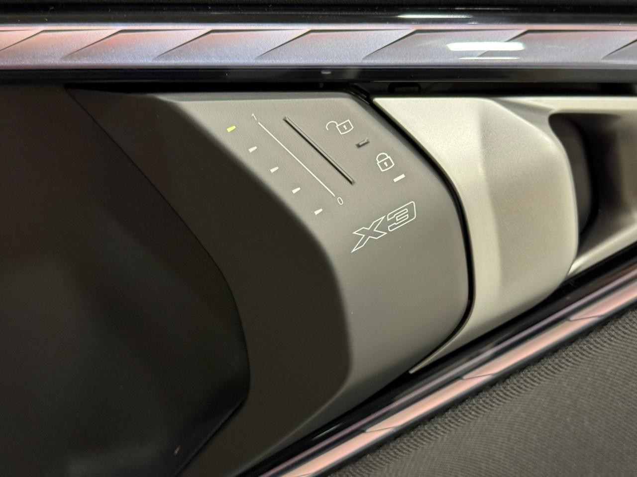 BMW X3 Vehicle Full-screen Gallery Image 21