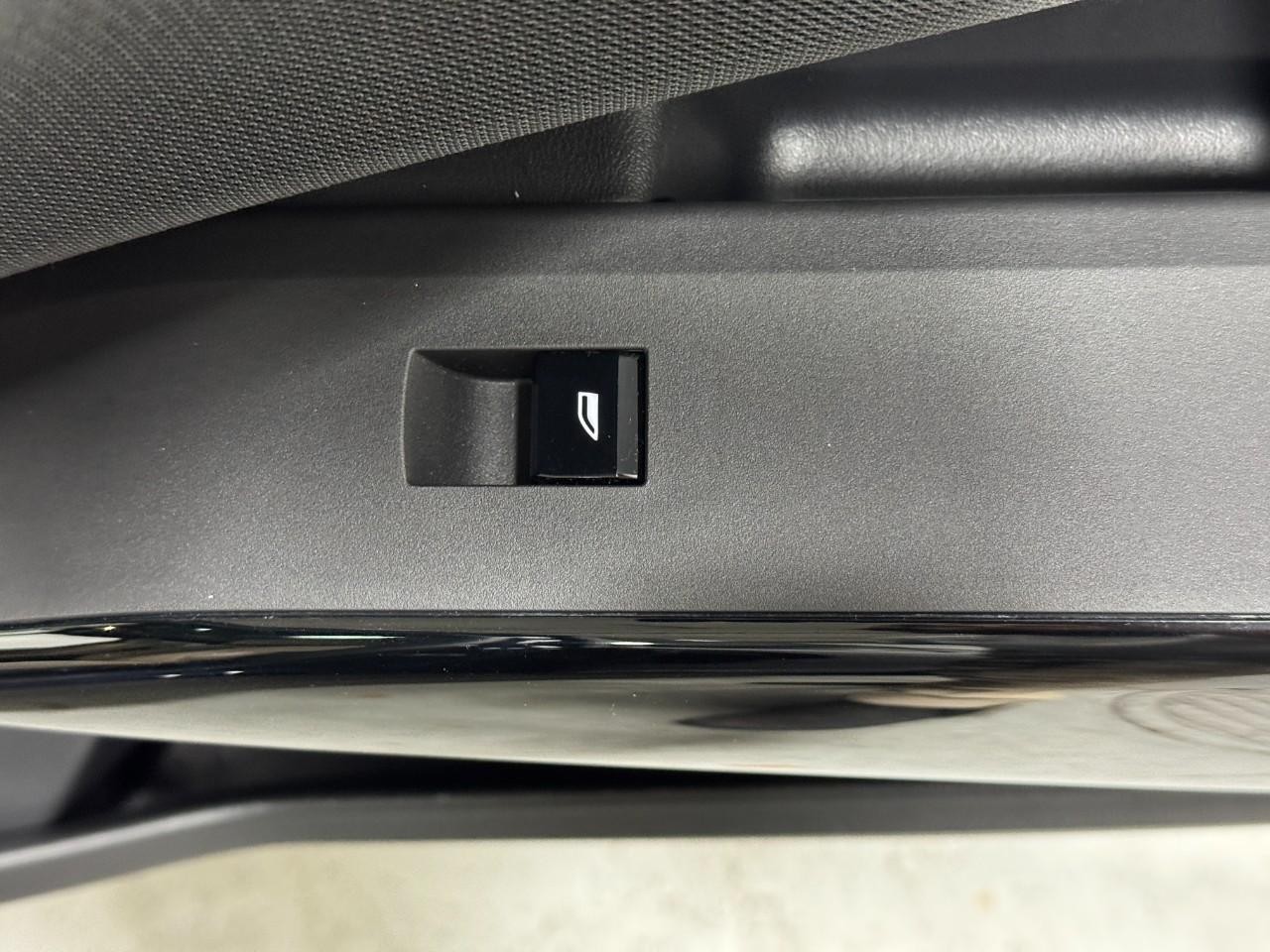 BMW X3 Vehicle Full-screen Gallery Image 22