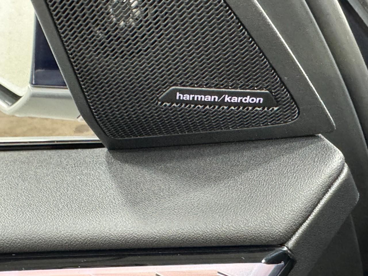 BMW X3 Vehicle Full-screen Gallery Image 23