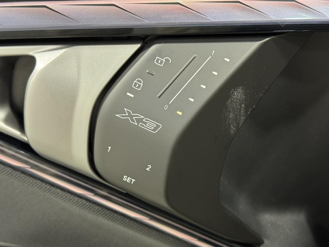 BMW X3 Vehicle Full-screen Gallery Image 24