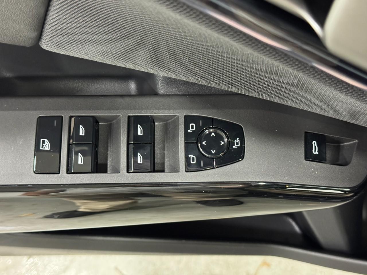 BMW X3 Vehicle Full-screen Gallery Image 25