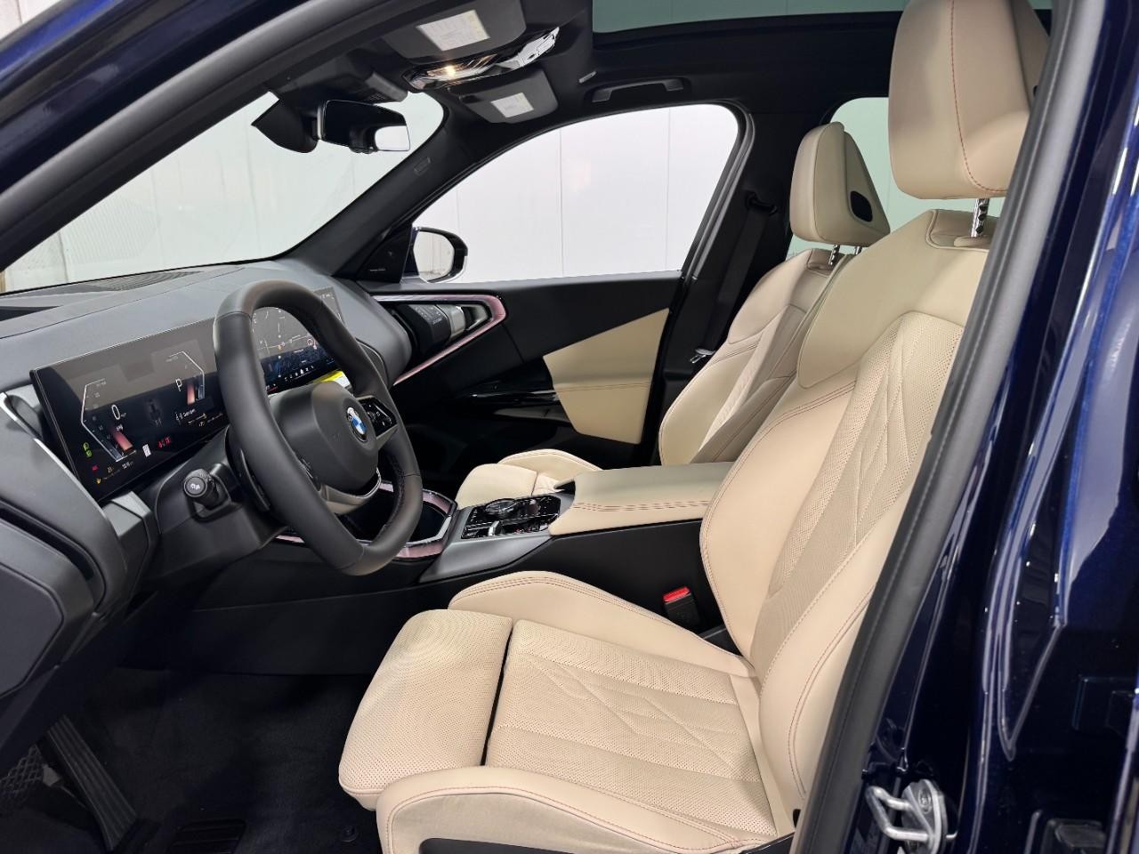 BMW X3 Vehicle Full-screen Gallery Image 26