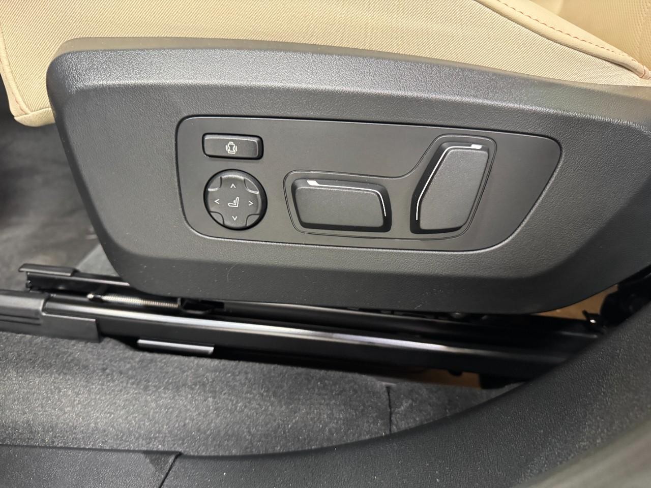 BMW X3 Vehicle Full-screen Gallery Image 28