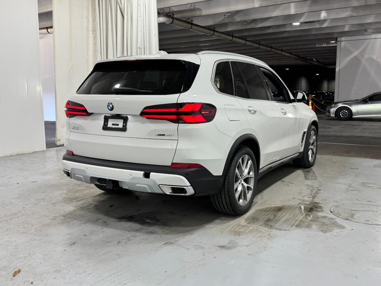BMW X5 Vehicle Full-screen Gallery Image 4