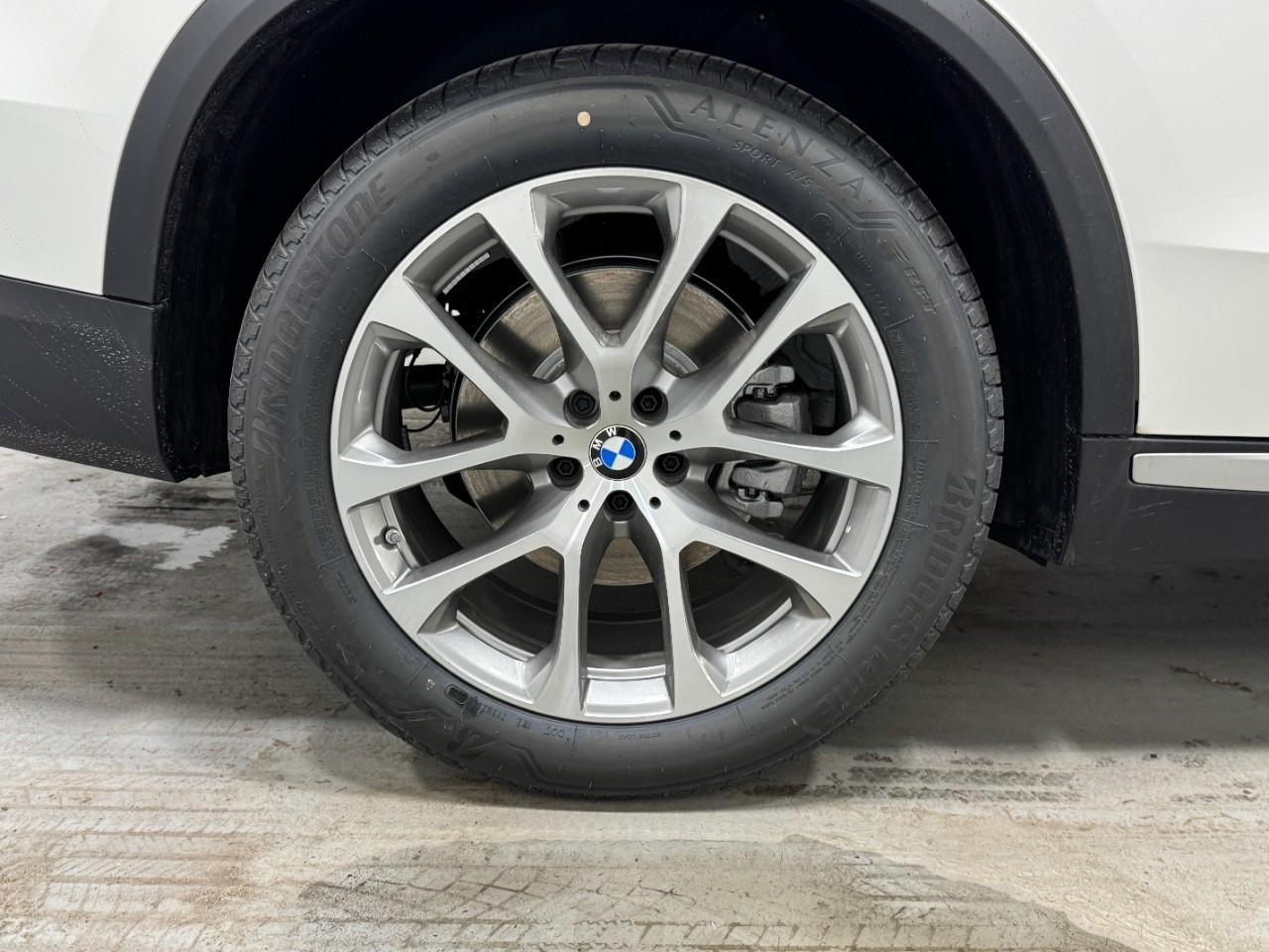 BMW X5 Vehicle Full-screen Gallery Image 5