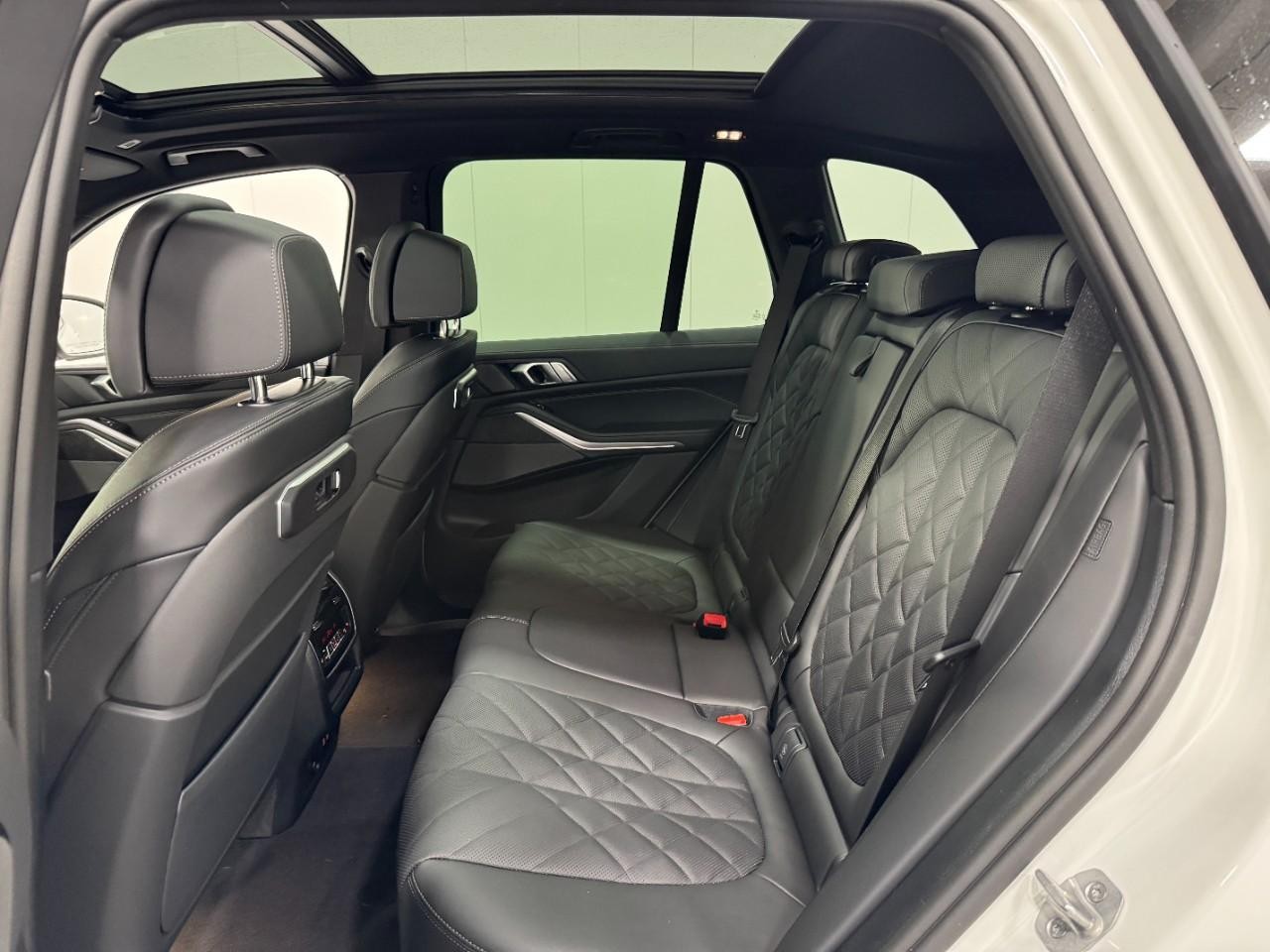 BMW X5 Vehicle Full-screen Gallery Image 8