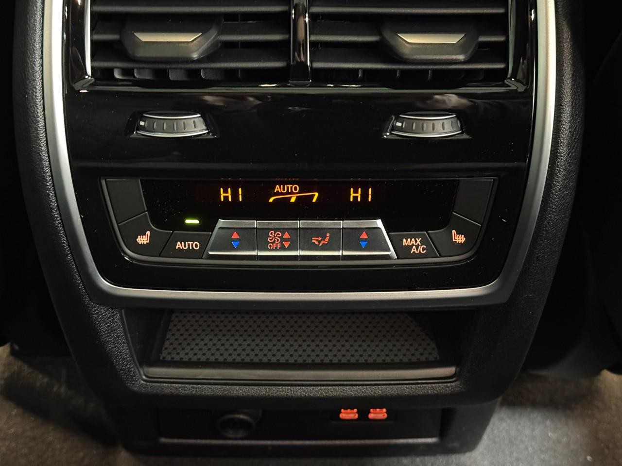 BMW X5 Vehicle Full-screen Gallery Image 11