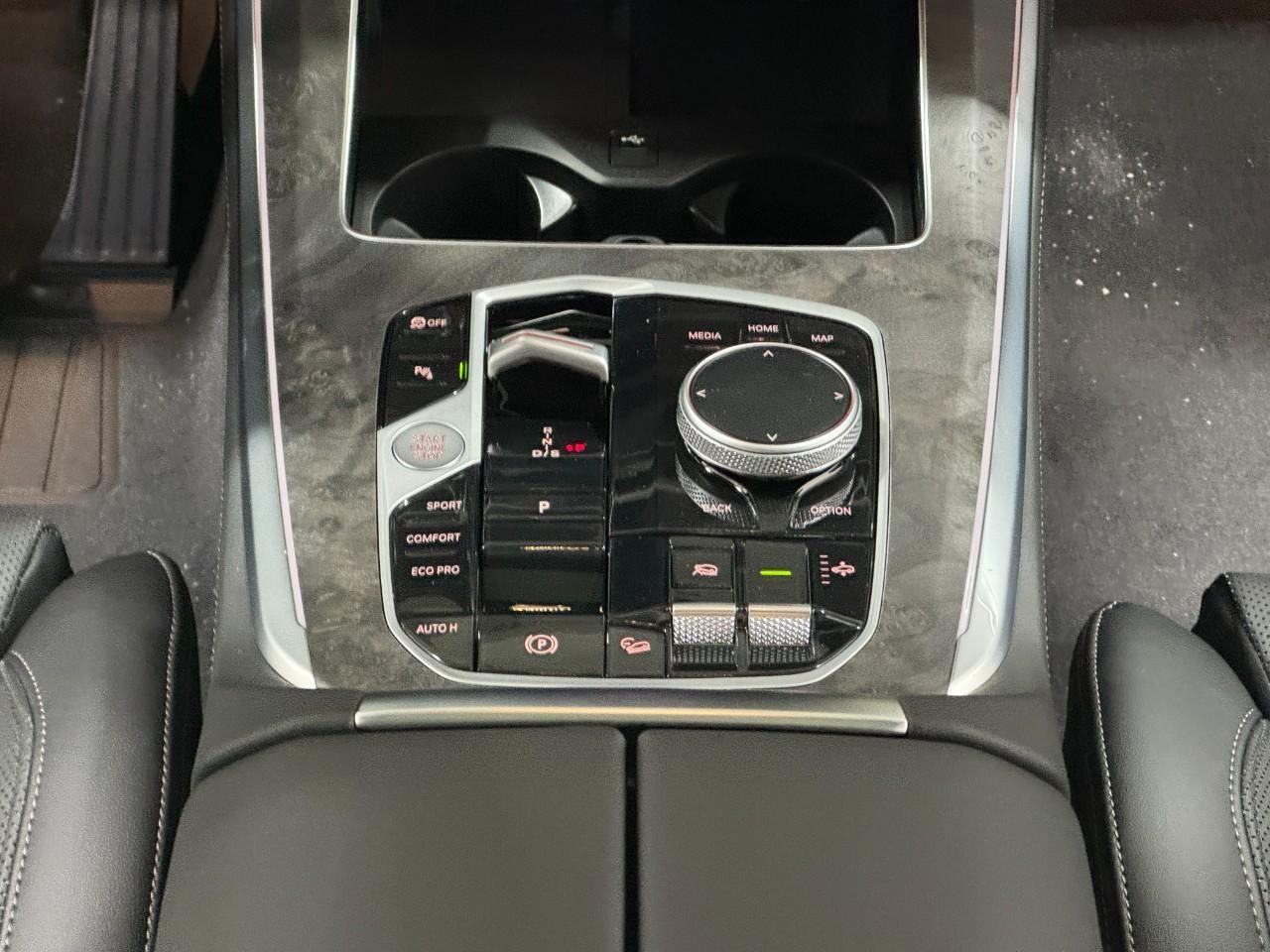 BMW X5 Vehicle Full-screen Gallery Image 16