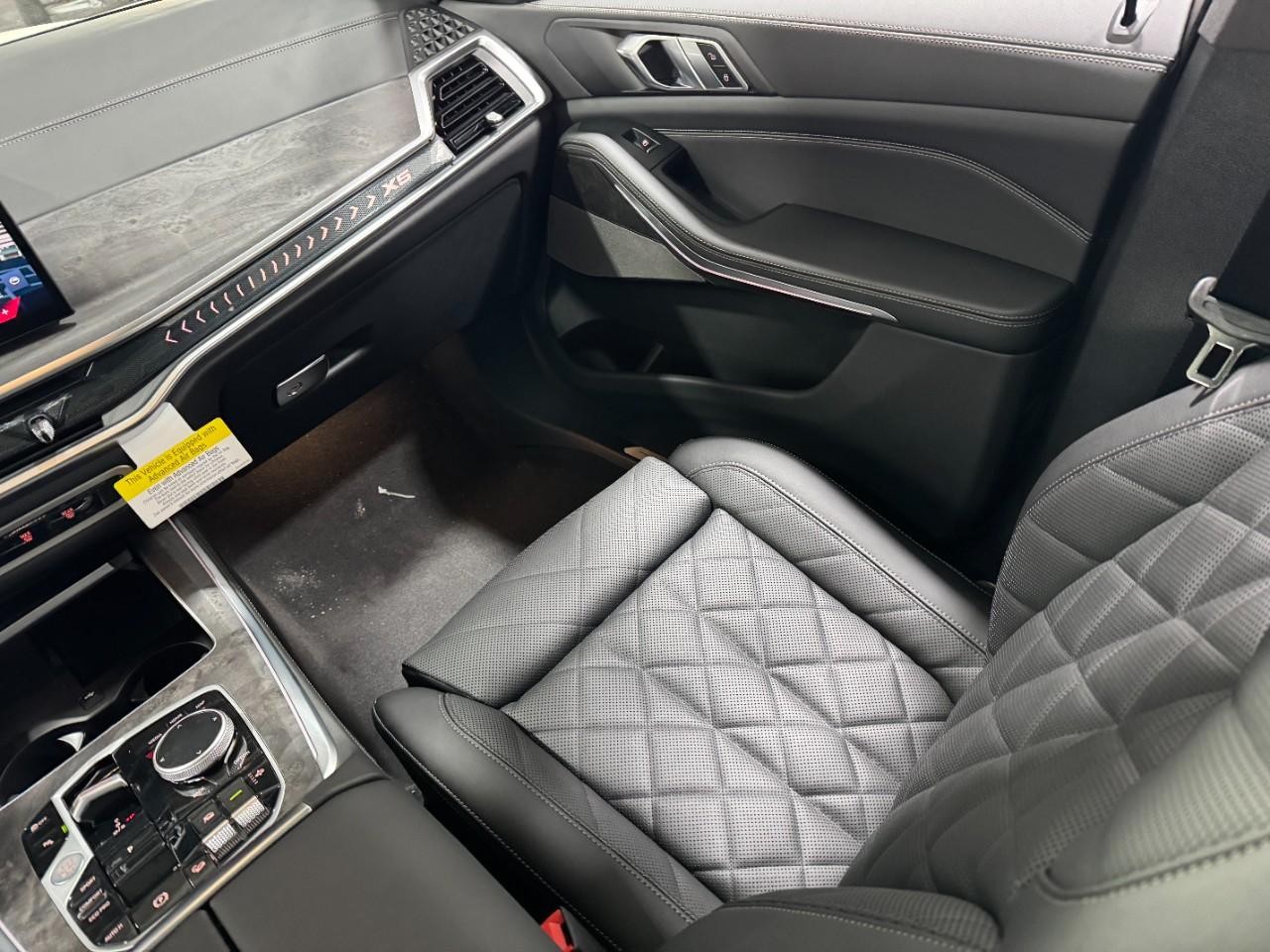 BMW X5 Vehicle Full-screen Gallery Image 17