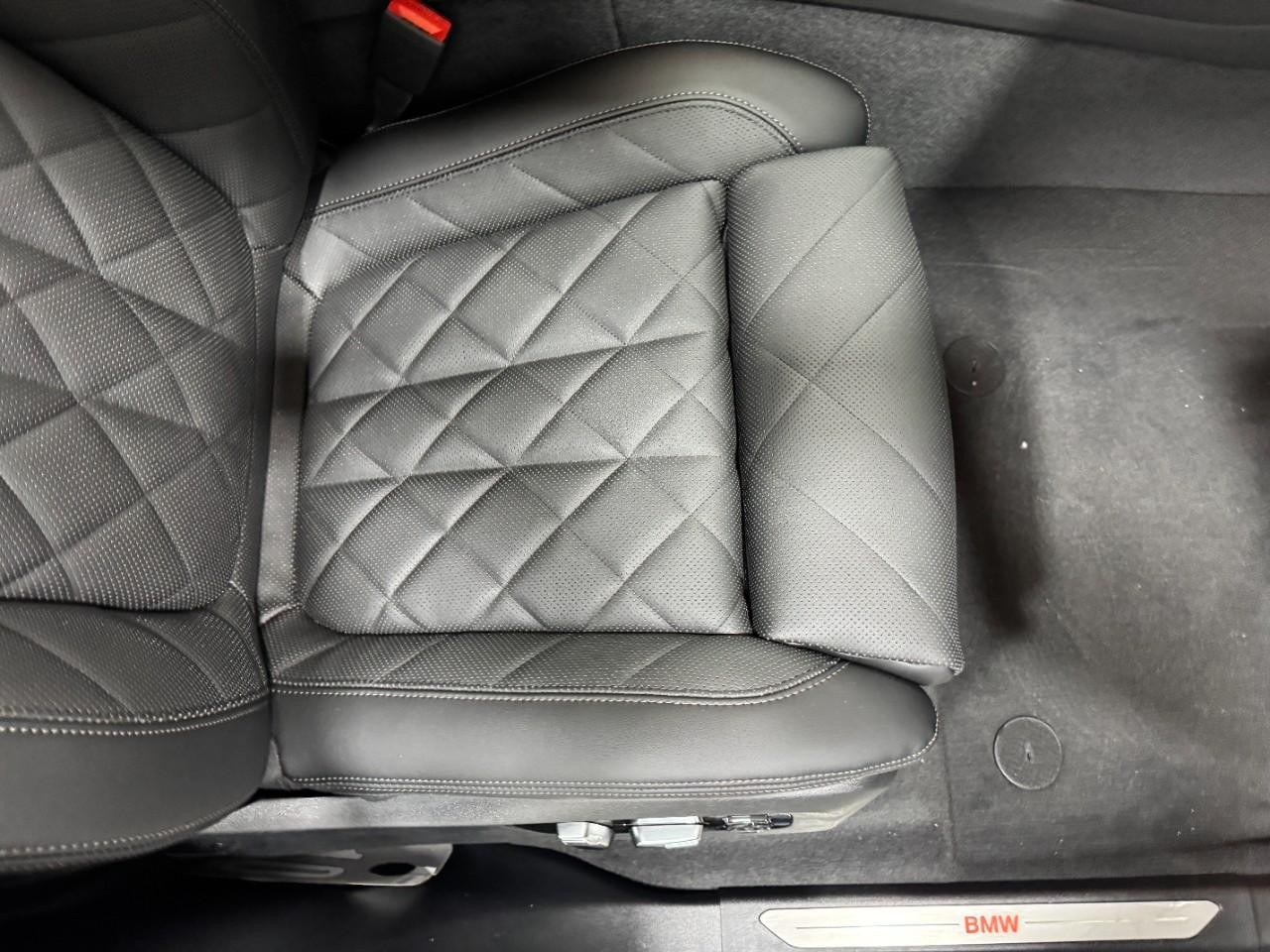 BMW X5 Vehicle Full-screen Gallery Image 19