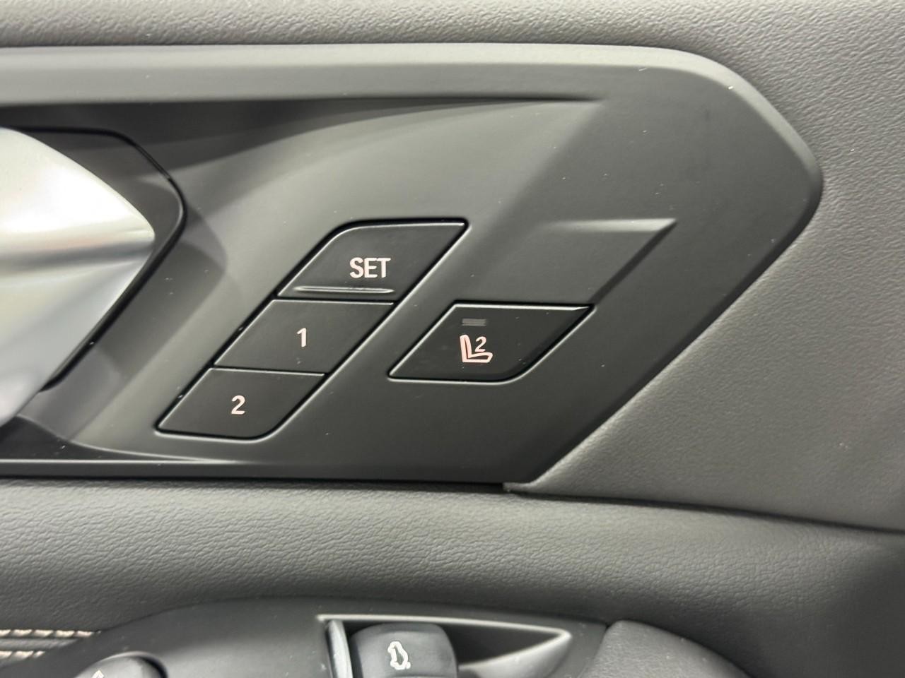 BMW X5 Vehicle Full-screen Gallery Image 24