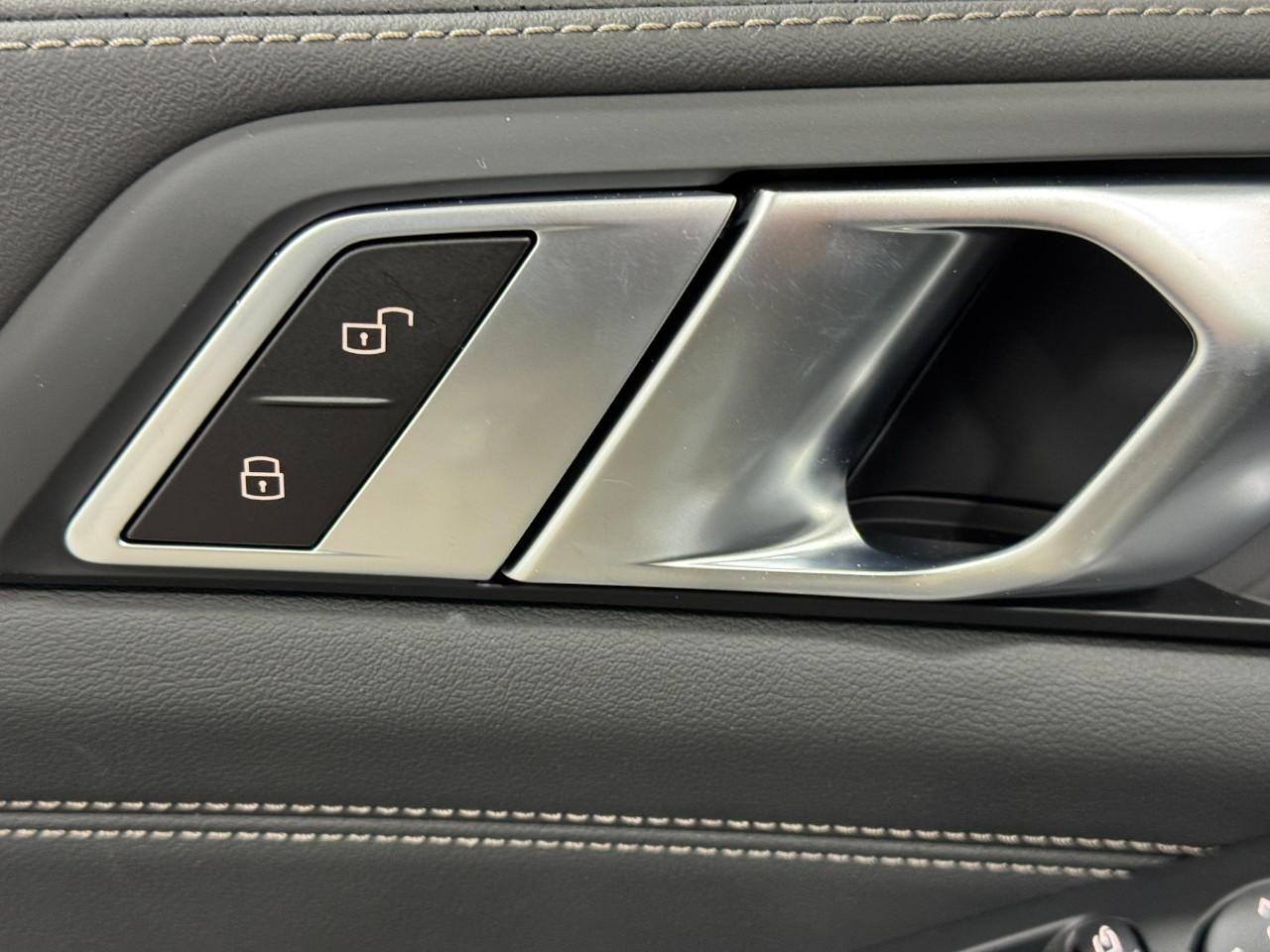 BMW X5 Vehicle Full-screen Gallery Image 25