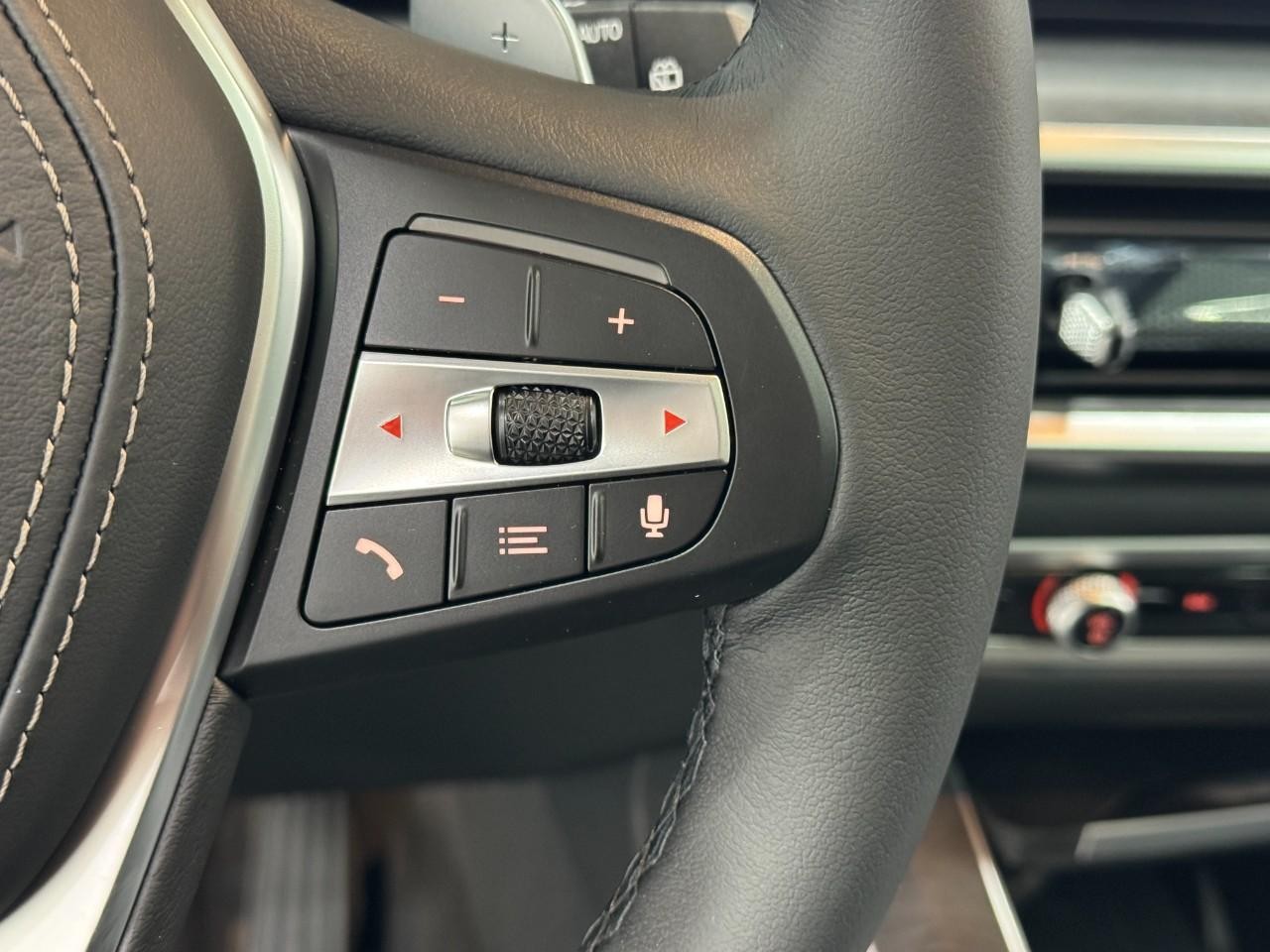 BMW X5 Vehicle Full-screen Gallery Image 32