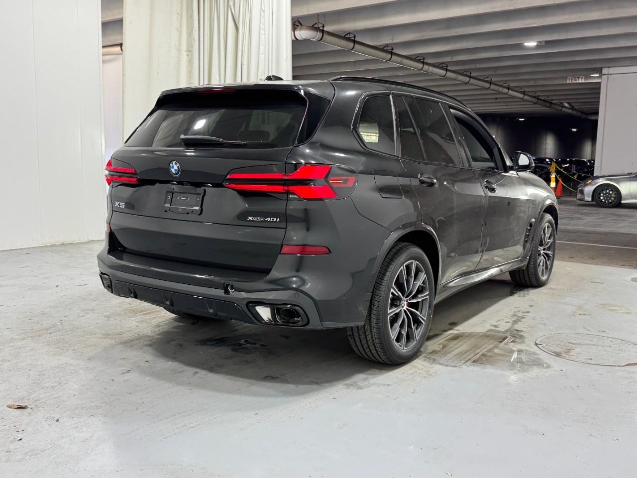 BMW X5 Vehicle Full-screen Gallery Image 4