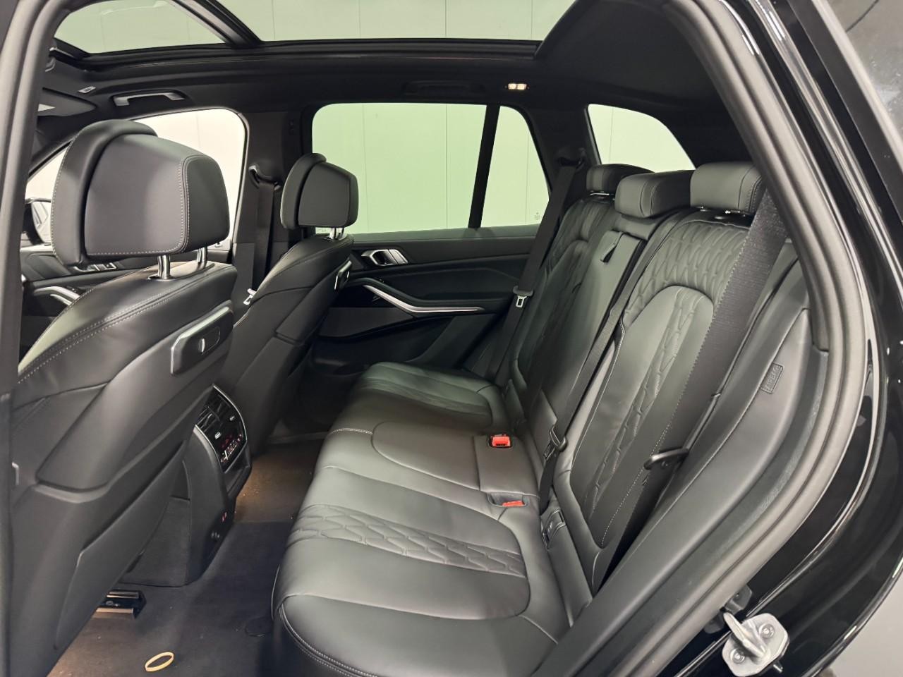 BMW X5 Vehicle Full-screen Gallery Image 8