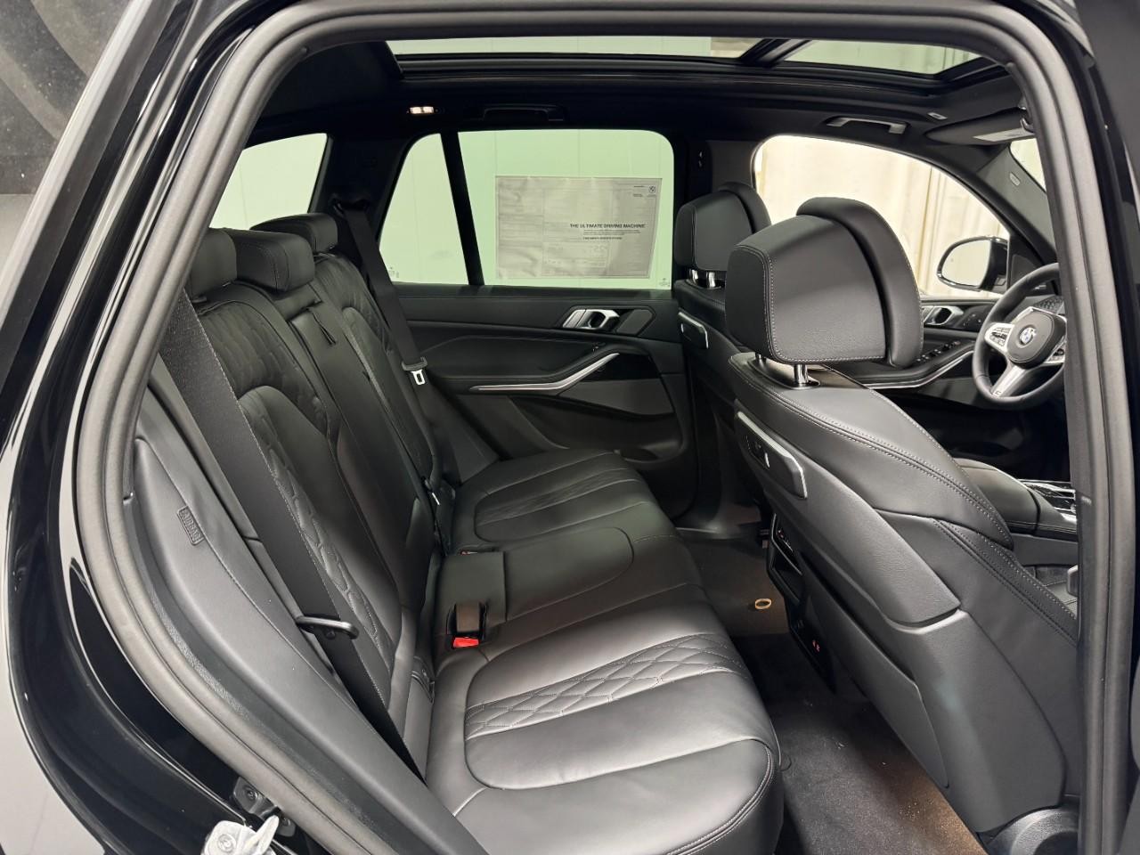 BMW X5 Vehicle Full-screen Gallery Image 10