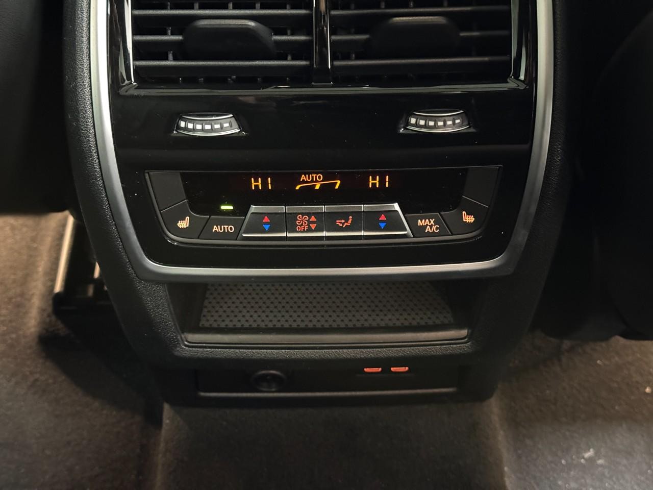 BMW X5 Vehicle Full-screen Gallery Image 11