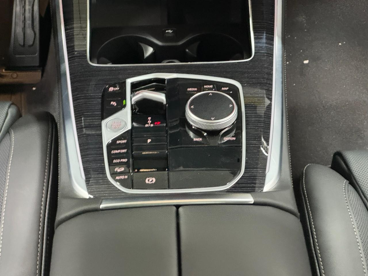 BMW X5 Vehicle Full-screen Gallery Image 16