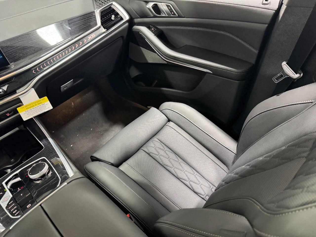 BMW X5 Vehicle Full-screen Gallery Image 17