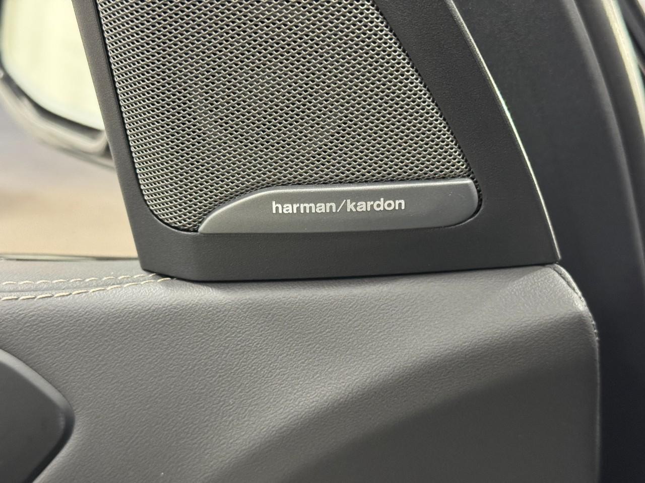 BMW X5 Vehicle Full-screen Gallery Image 23