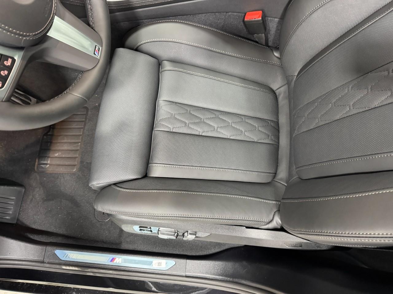 BMW X5 Vehicle Full-screen Gallery Image 28