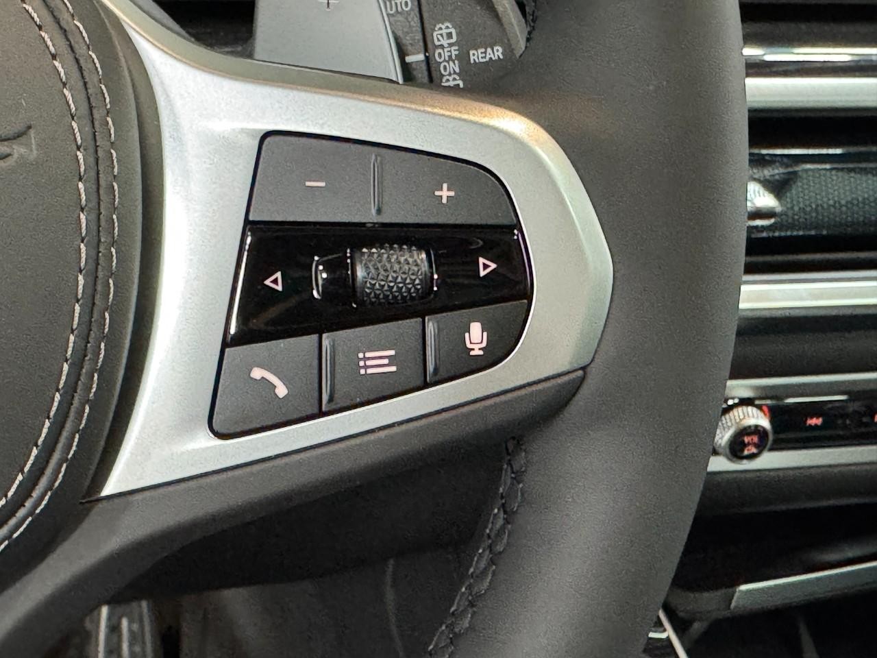 BMW X5 Vehicle Full-screen Gallery Image 32