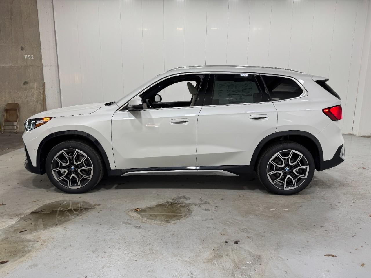 BMW X1 Vehicle Full-screen Gallery Image 2