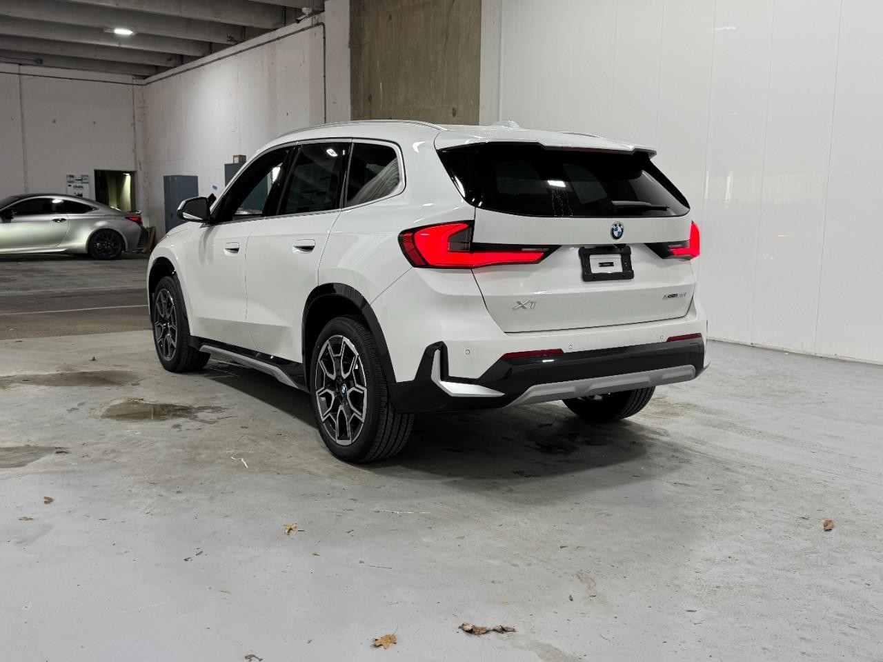 BMW X1 Vehicle Full-screen Gallery Image 3