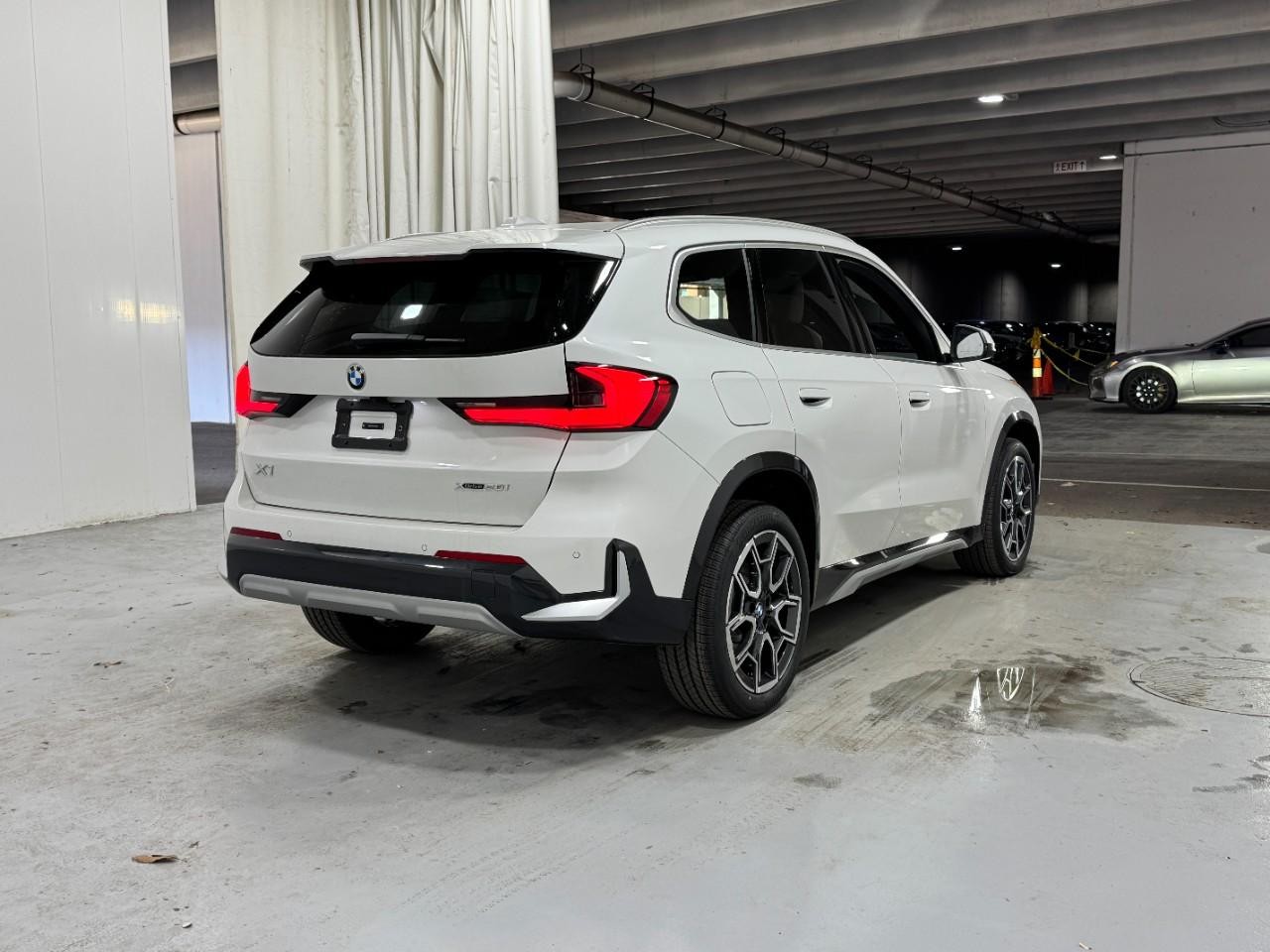 BMW X1 Vehicle Full-screen Gallery Image 4
