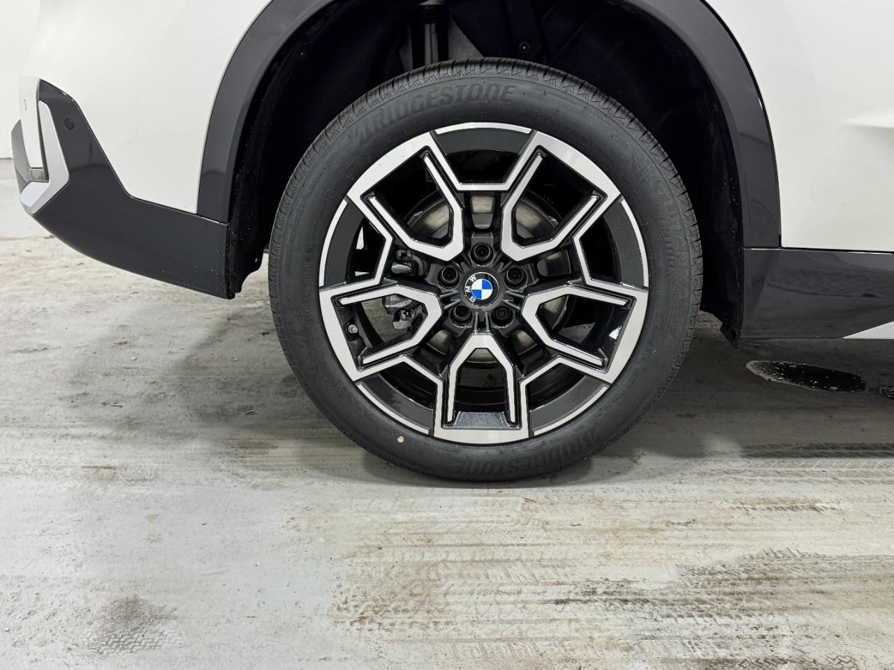 BMW X1 Vehicle Full-screen Gallery Image 5