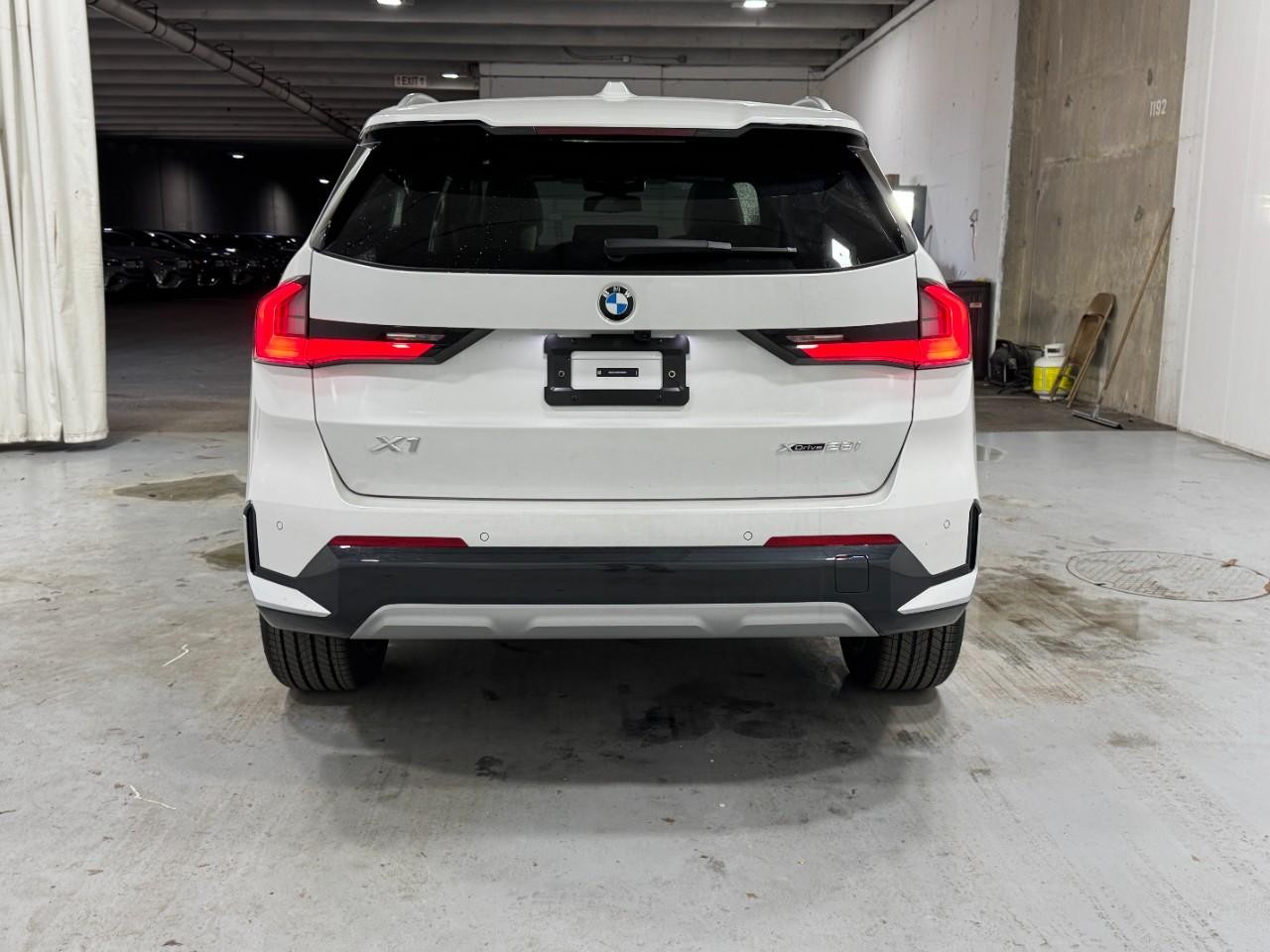 BMW X1 Vehicle Full-screen Gallery Image 9