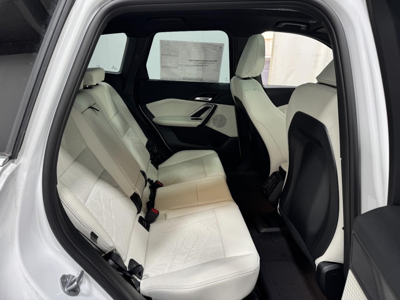 BMW X1 Vehicle Full-screen Gallery Image 10