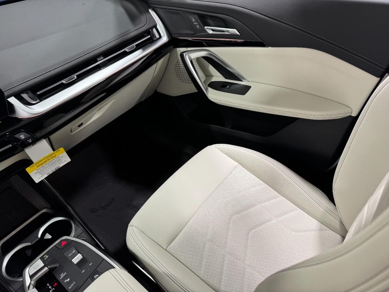 BMW X1 Vehicle Full-screen Gallery Image 16