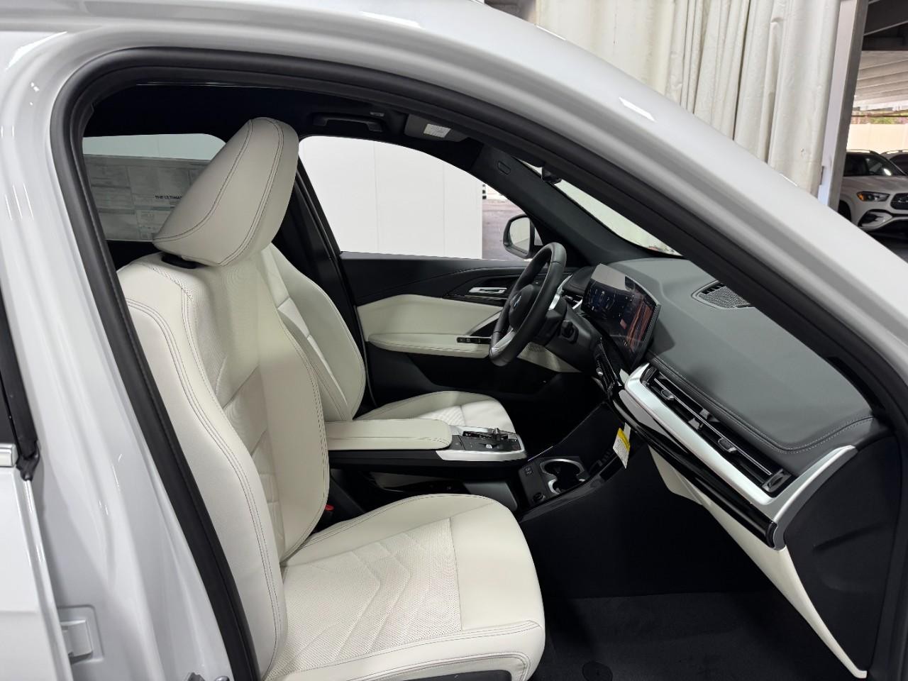 BMW X1 Vehicle Full-screen Gallery Image 17