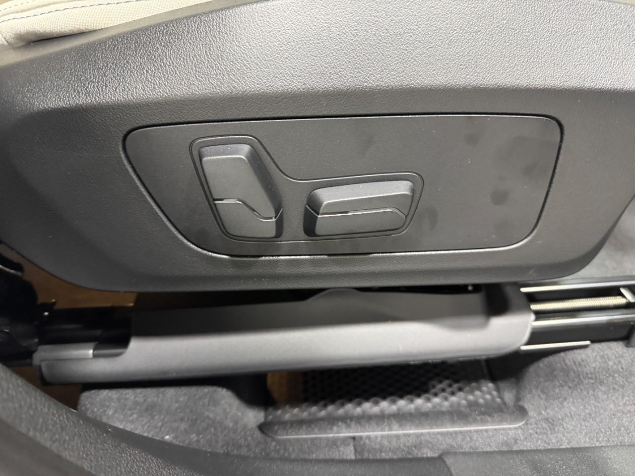 BMW X1 Vehicle Full-screen Gallery Image 19