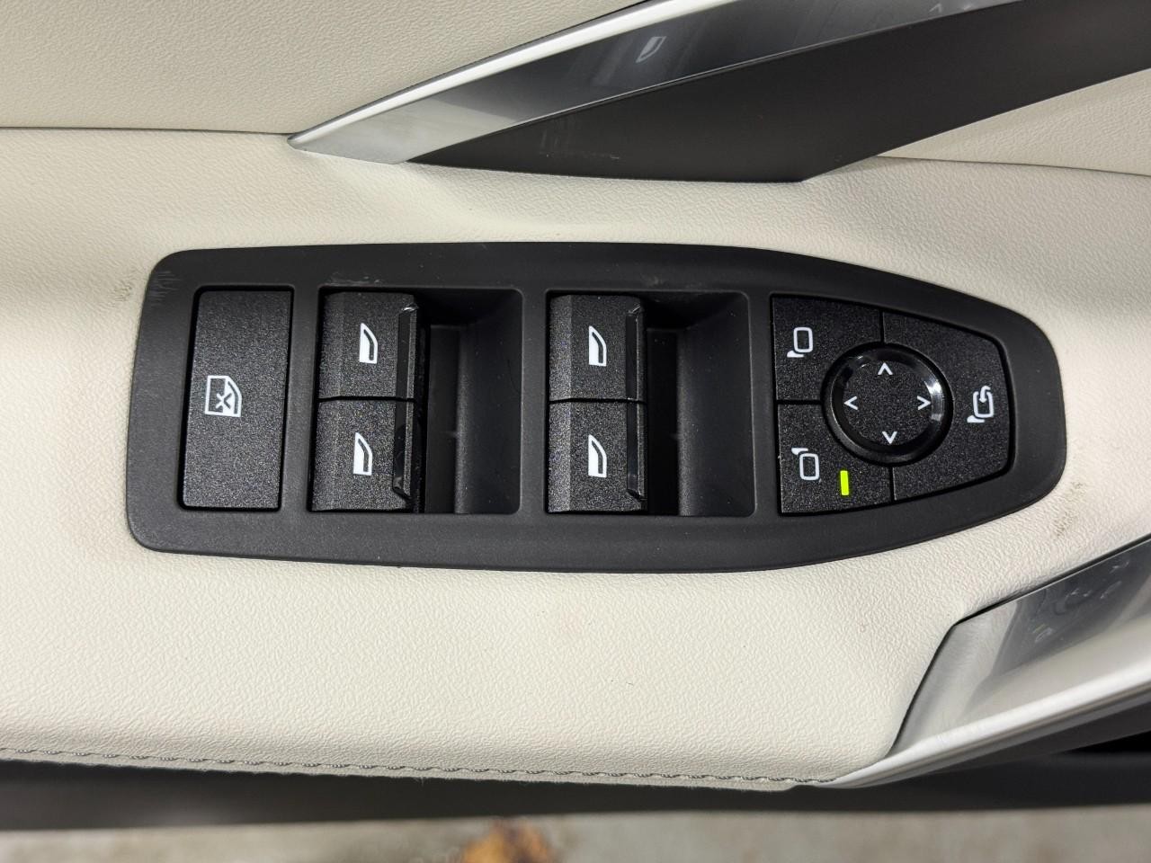 BMW X1 Vehicle Full-screen Gallery Image 23