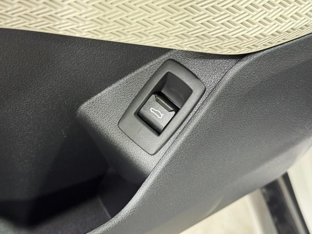 BMW X1 Vehicle Full-screen Gallery Image 24