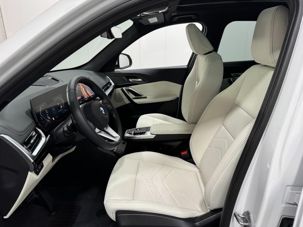 BMW X1 Vehicle Full-screen Gallery Image 25