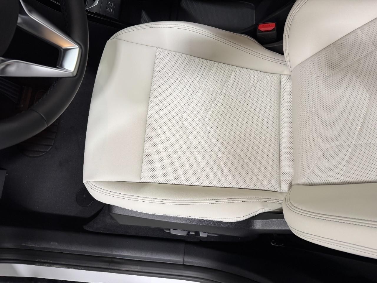 BMW X1 Vehicle Full-screen Gallery Image 26