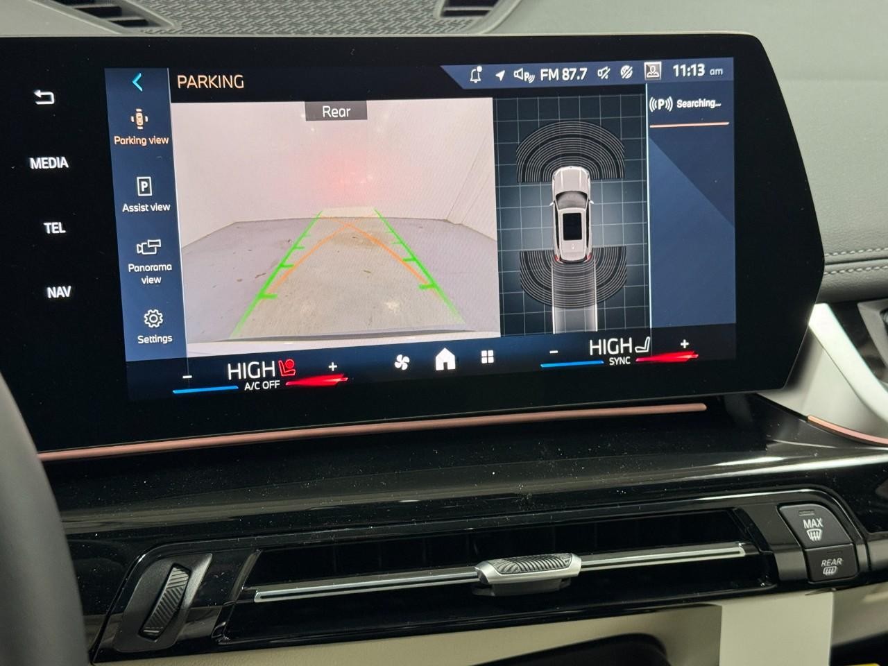 BMW X1 Vehicle Full-screen Gallery Image 32