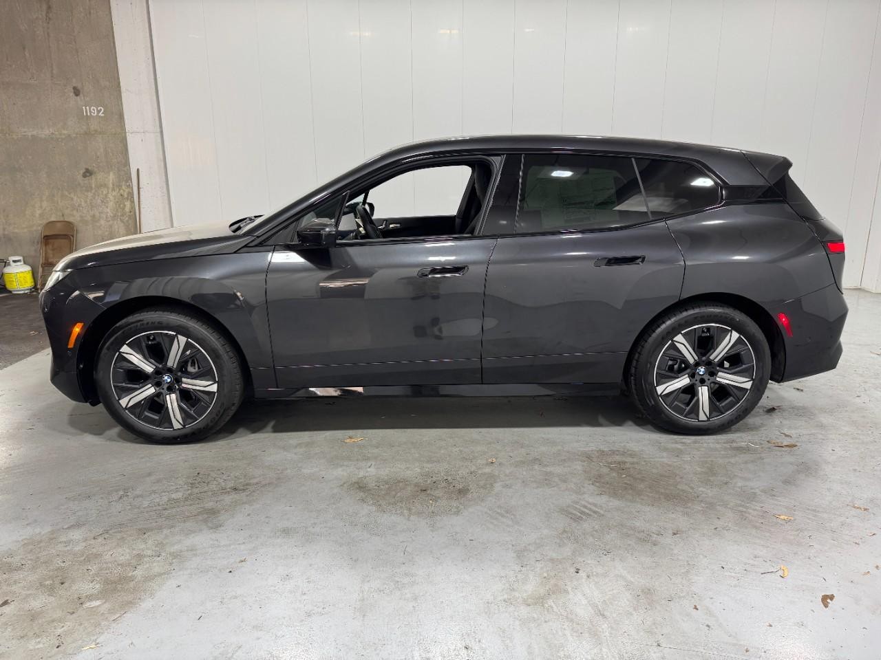 BMW iX Vehicle Full-screen Gallery Image 3